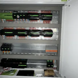 Część rozdzielnicy z automatyką i awaryjnym zasilaniem, zapas na rozbudowę