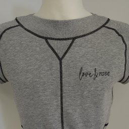 Haft Store Aleksander Tabisz - Szara bluzka damska z krótkim rękawem i czarnymi przeszyciami oraz haftowanym napisem 'love & rose' na manekinie.
