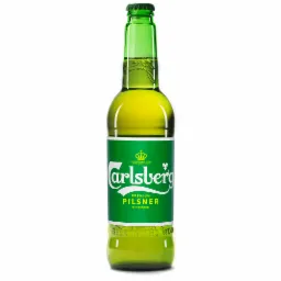 Butelka zielonego piwa Carlsberg Premium Pilsner na białym tle, z widocznym logo i napisem 'BEER IN THE WORLD' wytłoczonym na szkle.