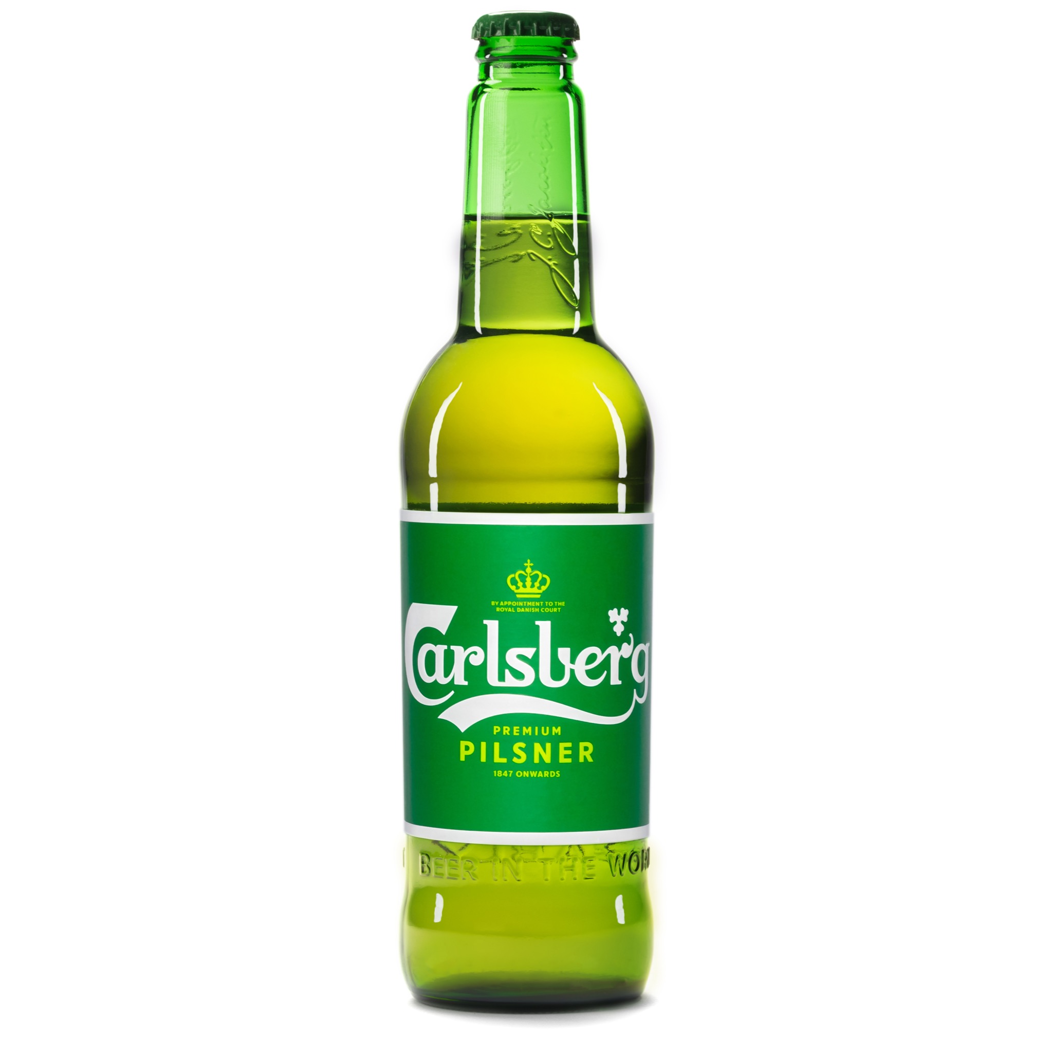 Butelka zielonego piwa Carlsberg Premium Pilsner na białym tle, z widocznym logo i napisem 'BEER IN THE WORLD' wytłoczonym na szkle.