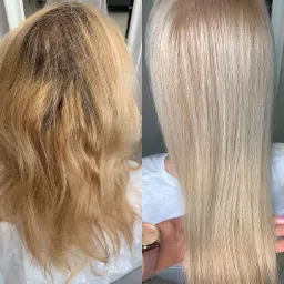 Porównanie włosów przed i po koloryzacji: odrosty i nierównomierny, żółty blond po lewej, jednolity, platynowy blond po prawej stronie.