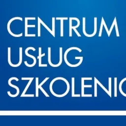 Logo Centrum Usług Szkoleniowych na niebieskim tle, z symbolem tablicy i postacią prezentującą.
