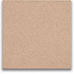 Beżowa płytka ceramiczna o jednolitej, drobnoziarnistej strukturze, rzucająca cień na jasne tło.