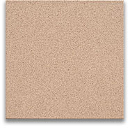 Beżowa płytka ceramiczna o jednolitej, drobnoziarnistej strukturze, rzucająca cień na jasne tło.