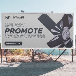 GoodBrain Studio - Billboard reklamowy MTowFi z grafiką dłoni w uścisku, umieszczony na pustkowiu z suchą roślinnością.