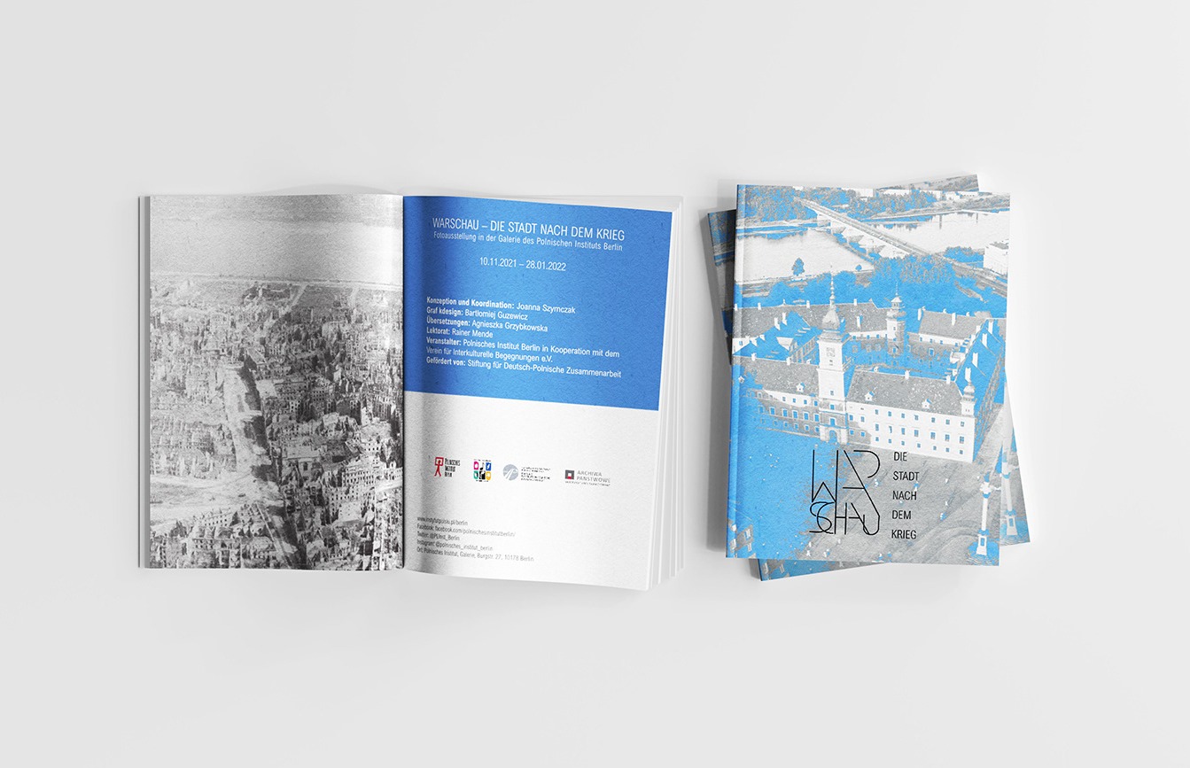 Dwa otwarte katalogi wystawy fotograficznej 'Warszawa - Miasto po wojnie' w Galerii Polskiego Instytutu w Berlinie, prezentujące zdjęcia zniszczonej Warszawy i jej powojennej odbudowy.