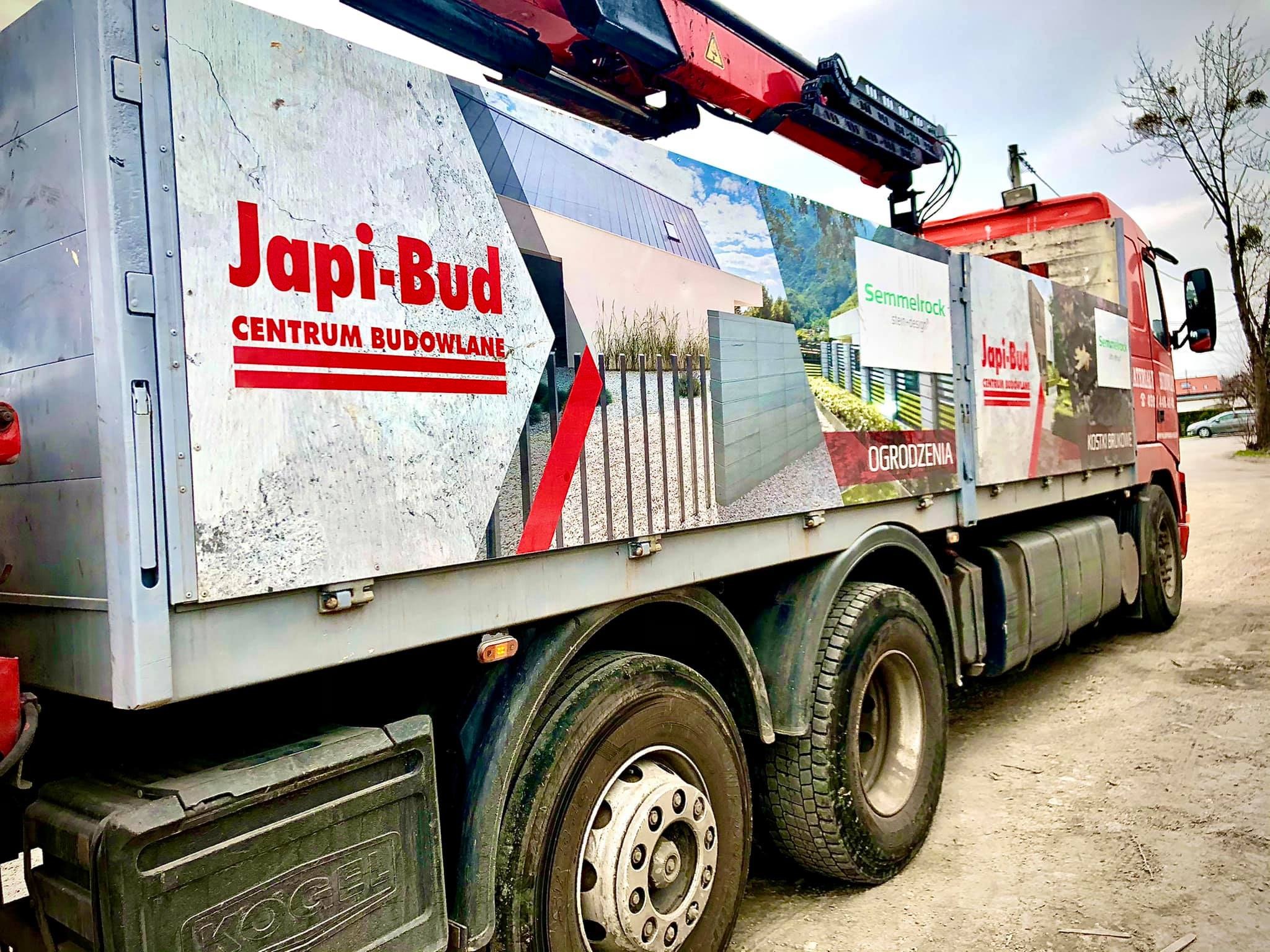 Ciężarówka z reklamą firmy budowlanej Japi-Bud, prezentująca wizualizacje ogrodzeń i kostki brukowej Semmelrock