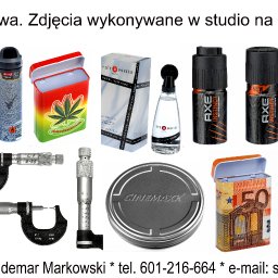 FOTO Markowski - Zestaw różnorodnych produktów na białym tle: dezodoranty, puszki, farba, akcesoria pomiarowe, okładka płyty, pudełko z motywem banknotu 50 euro, klocki hamulcowe i lampa stroboskopowa.