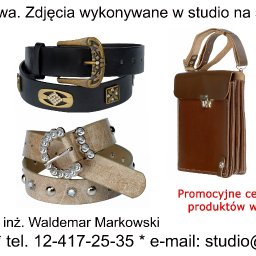 FOTO Markowski - Zestaw skórzanych pasków z ozdobnymi klamrami i skórzana torba na białym tle, fotografia produktowa wykonana w studio bezcieniowym.