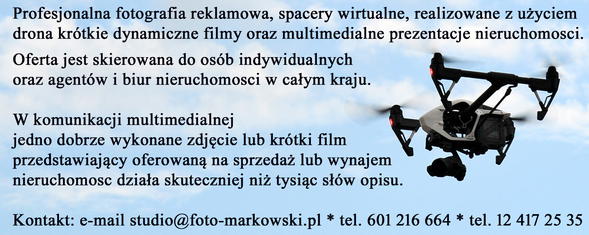 Biały dron z kamerą w locie na tle jasnego, błękitnego nieba z chmurami.