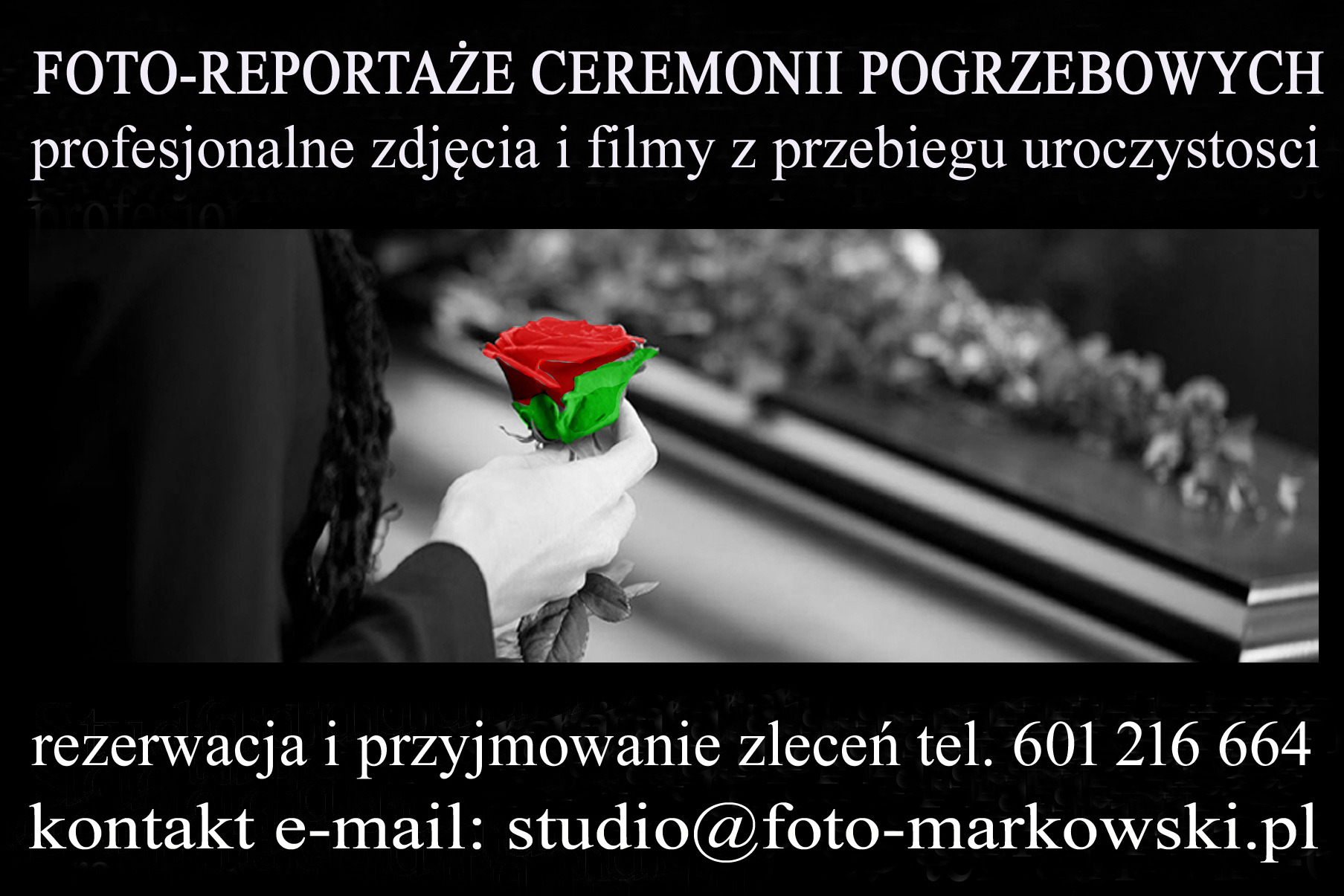 Czarno-białe zdjęcie dłoni trzymającej czerwoną różę z zielonymi liśćmi na tle trumny z kwiatami, z dopisanym tekstem informującym o rezerwacji usług fotograficznych.