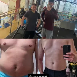 Mężczyzna prezentuje efekty transformacji sylwetki: zdjęcie 'przed' z widoczną otyłością brzuszną zestawione ze zdjęciem 'po' z zarysowanymi mięśniami brzucha; w tle widoczni dwaj mężczyźni w siłowni.