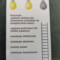 Wizytówka firmy oferującej usługi elektryczne i alarmowe, z ilustracjami żarówek i drabiny.