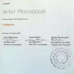 Dyplom za największą sprzedaż ubezpieczeń grupowych w 2019 roku dla Artura Płoszajczaka, podpisany przez dyrekcję OVB oraz menadżerów sprzedaży, z logo Nationale Nederlanden w rogu.
