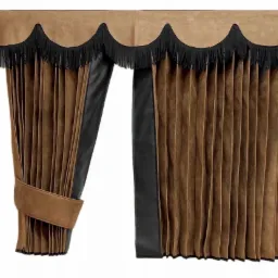 Brązowe, plisowane zasłony z czarnymi frędzlami na górze i po bokach, zapięte brązowym paskiem, z czarnymi wstawkami po bokach na białym tle.