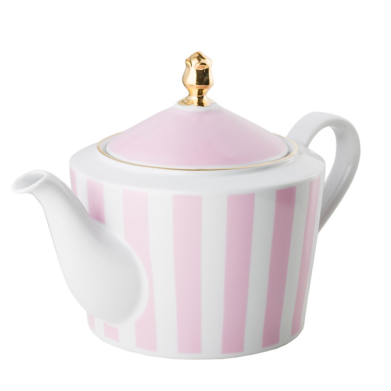 Ceramiczny czajnik w biało-różowe paski, z białym uchwytem i dzióbkiem oraz różową pokrywką zwieńczoną złotym elementem.