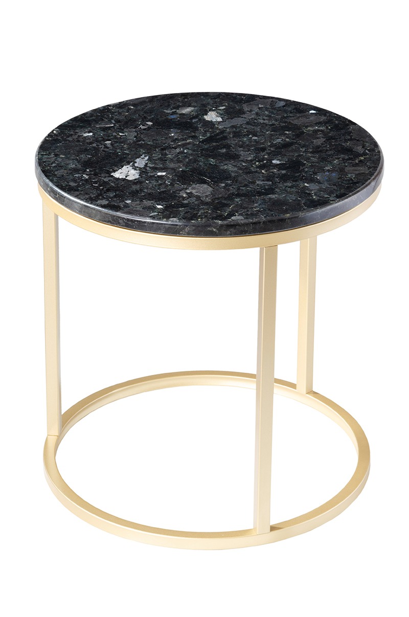 Okrągły stolik kawowy z blatem z ciemnego granitu i złotą metalową podstawą.