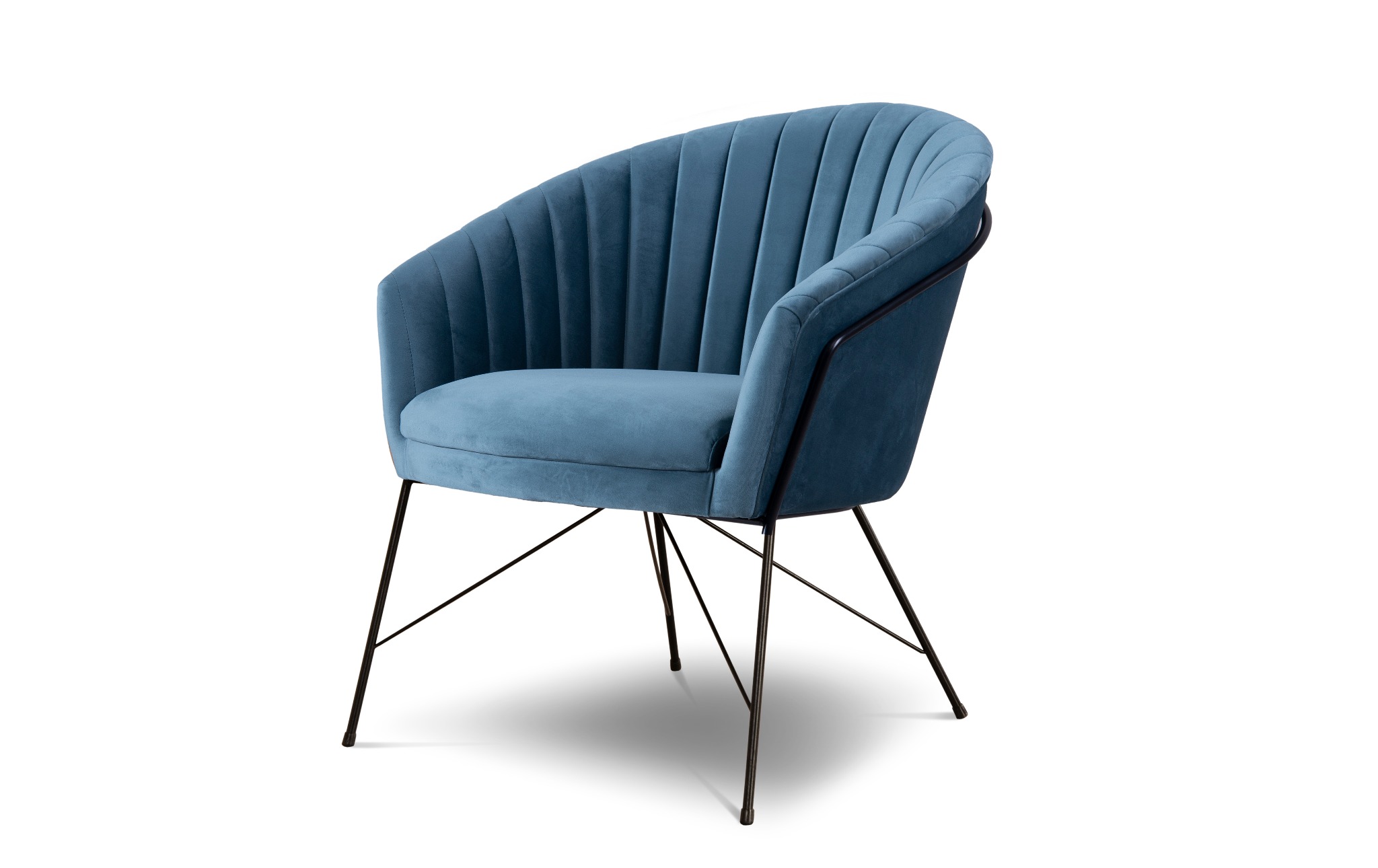 Błękitny fotel tapicerowany welurem z pionowymi przeszyciami na oparciu, wsparty na czarnych, metalowych nóżkach, na białym tle.