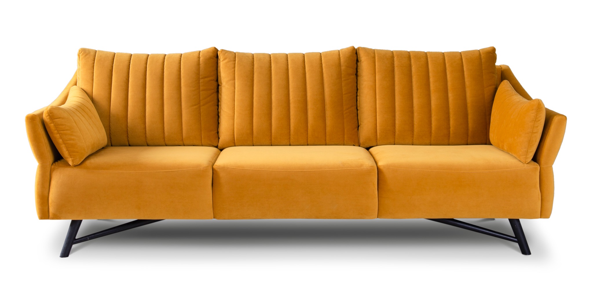 Trzyosobowa sofa w odcieniu musztardowym, tapicerowana aksamitnym materiałem z pionowymi przeszyciami na oparciach i poduszkach, wsparta na smukłych, czarnych nogach