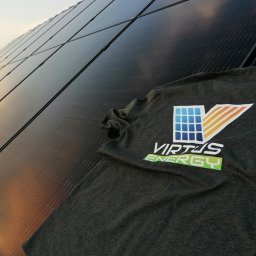Nasza koszulka na tle paneli Jinko Solar 380 Wp full-black