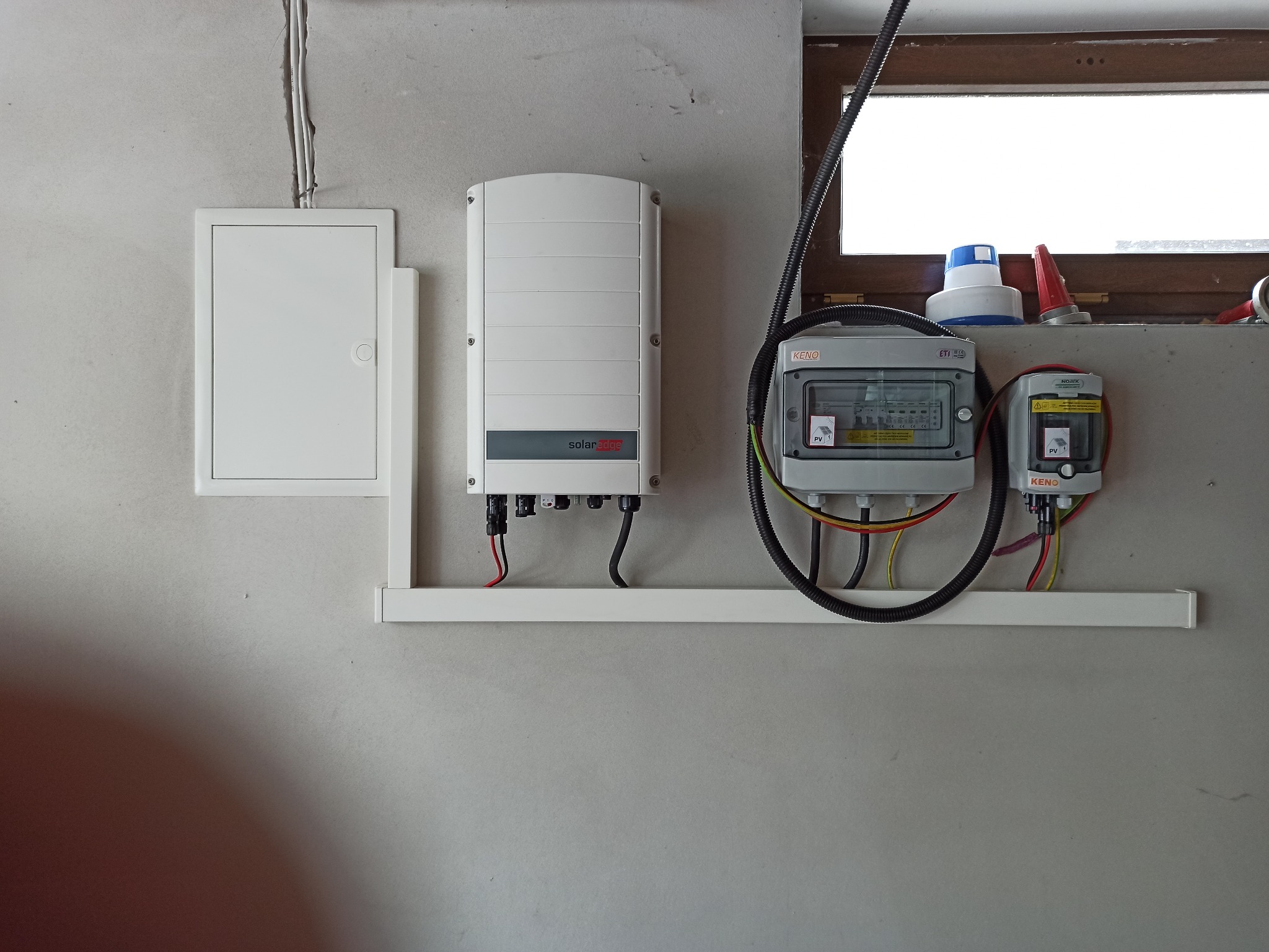 Zainstalowany falownik + zabezpieczenia