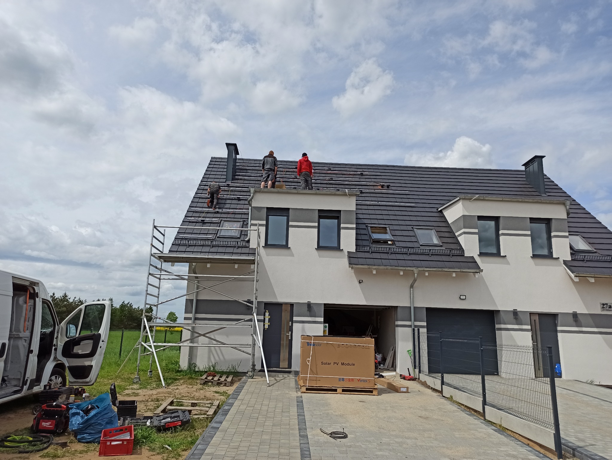 Instalacja 6,48 kWp Panele fotowoltaiczne: Longi 360 W + optymalizatory Inwerter: Solaredge