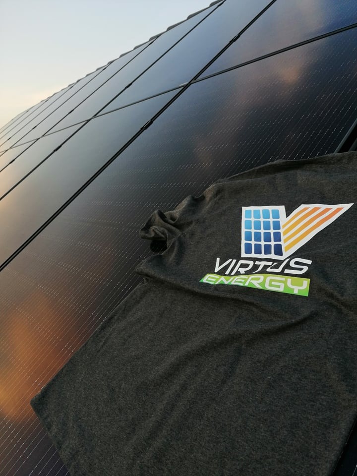 Nasza koszulka na tle paneli Jinko Solar 380 Wp full-black