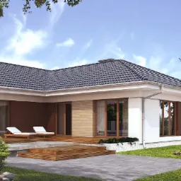 Wizualizacja parterowego domu jednorodzinnego z ciemnoszarą dachówką, drewnianym tarasem z leżakami i zadbanym ogrodem.