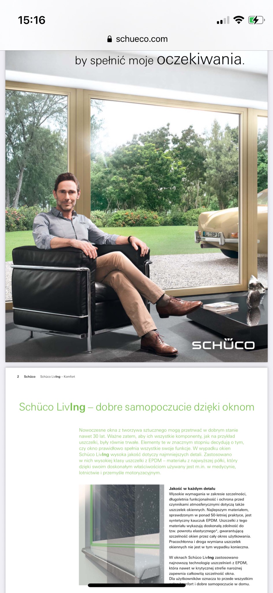 Mężczyzna w fotelu relaksuje się przy dużym oknie z widokiem na ogród i zaparkowany samochód, logo Schüco w prawym dolnym rogu.