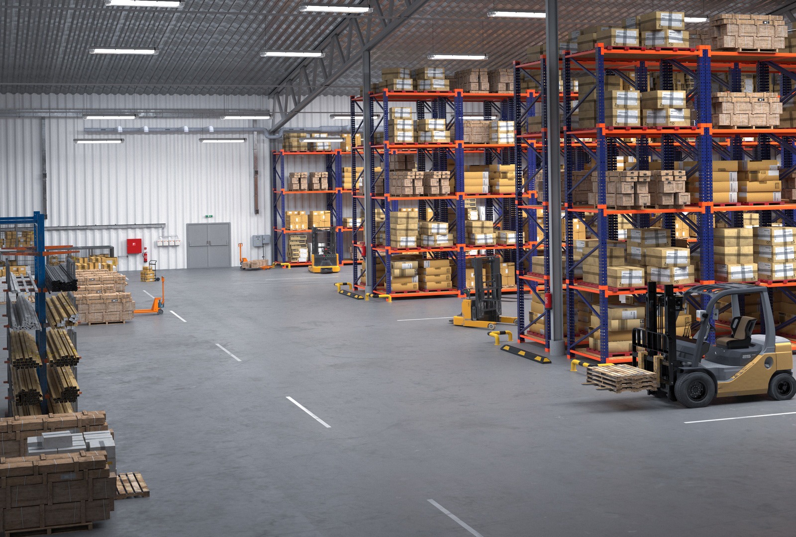 Wnętrze magazynu z regałami wypełnionymi kartonami, wózkami widłowymi i paletami, oświetlone światłem jarzeniowym.