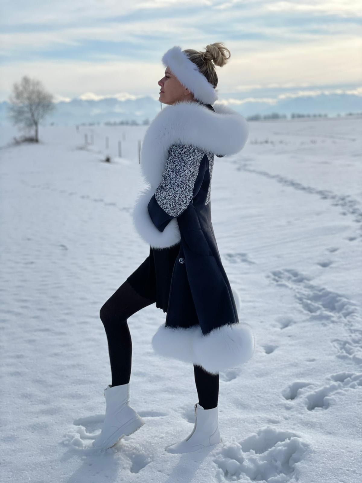 Kożuch Francine obszyty białym lisem.