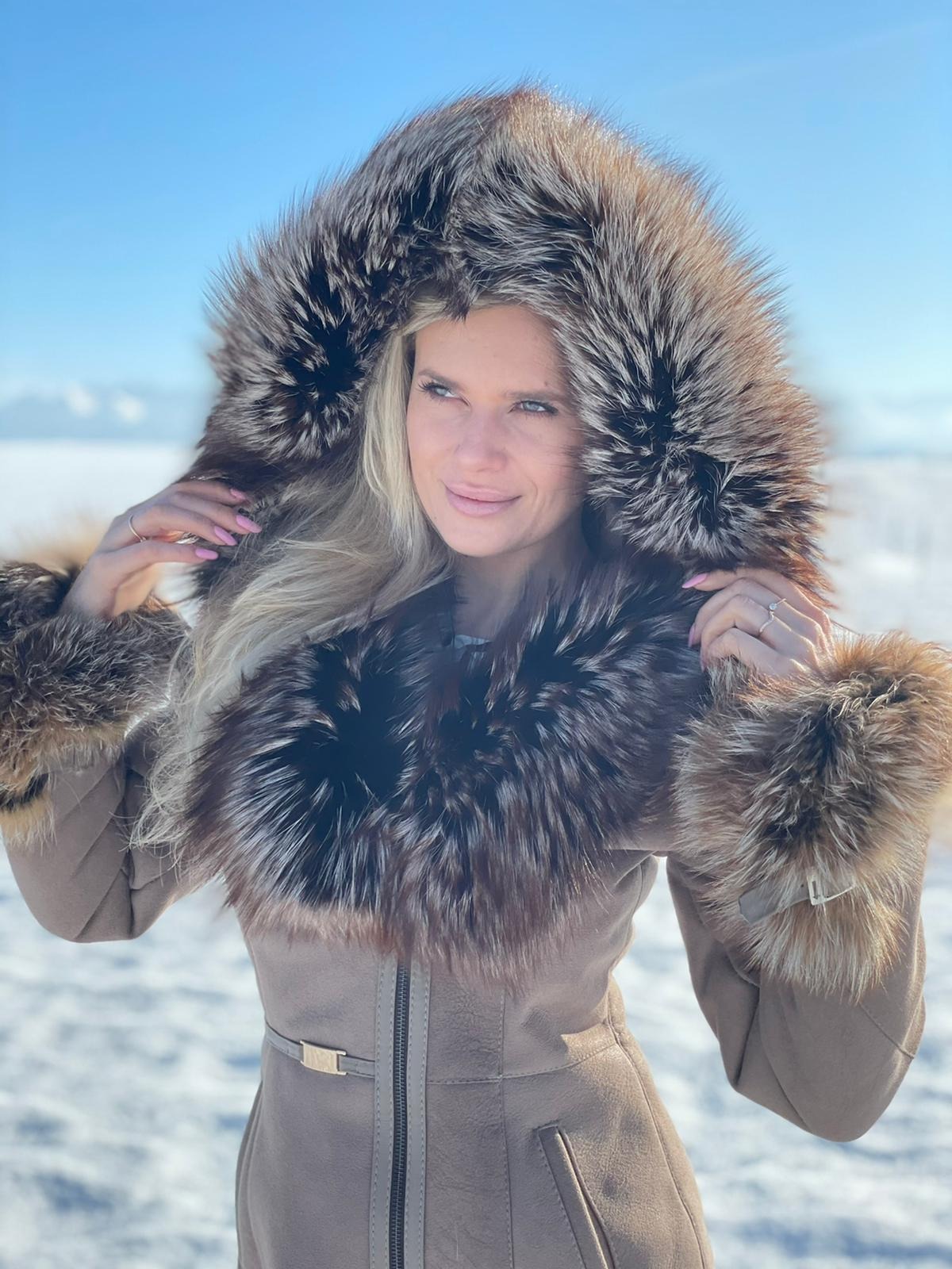 Kożuch Atena obszyty lisem.