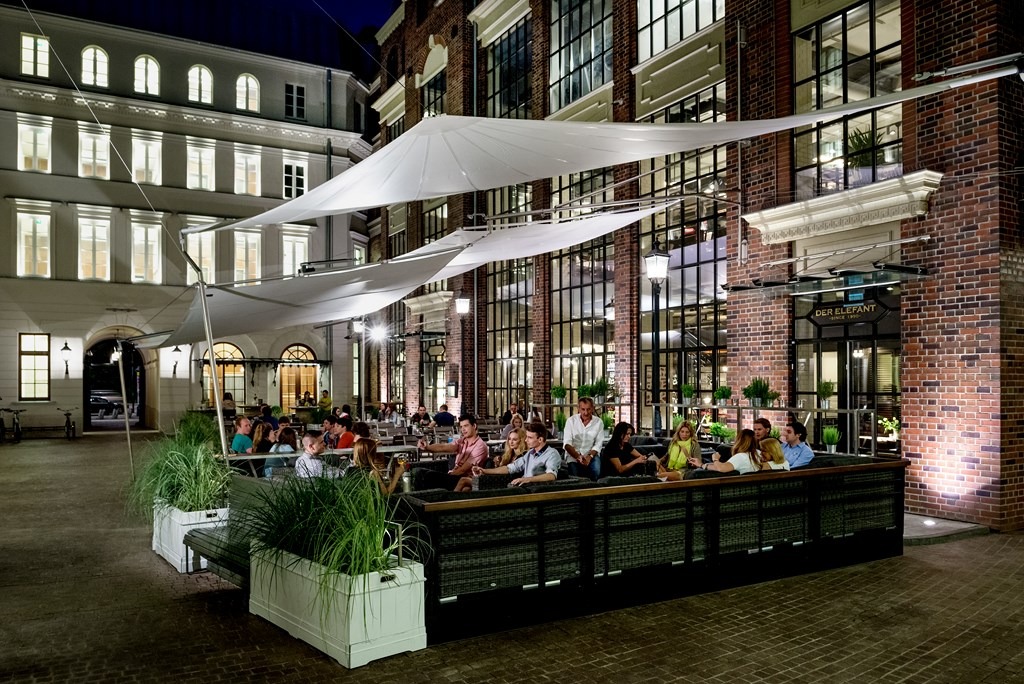 Biurowiec i ogródki PL Bankowy 1 W-wa