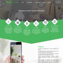 Strona internetowa firmy Salox Smart Home prezentująca automatyzację domów i budynków komercyjnych, widoczna na ekranie smartfona trzymanego w dłoni, z elementami interfejsu użytkownika i ikonami...