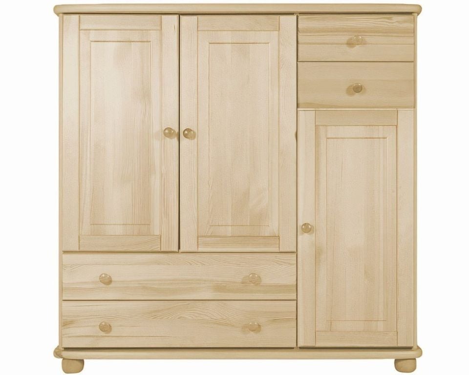 Jasna, sosnowa szafa z trzema drzwiami i trzema szufladami, widoczna na białym tle, z okrągłymi, przezroczystymi uchwytami i subtelnymi zdobieniami na frontach.