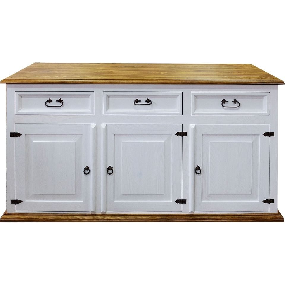 Biała komoda z trzema szufladami i trzema drzwiczkami, z blatem i podstawą w kolorze naturalnego drewna, wyposażona w czarne okucia.