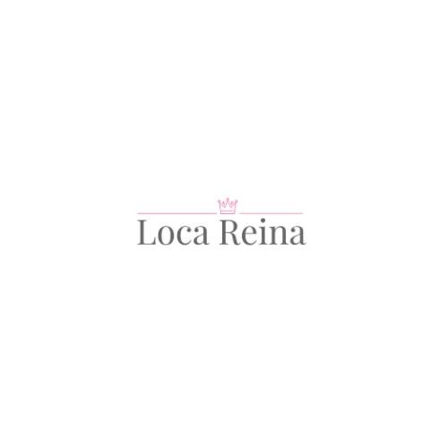 Minimalistyczne logo 'Loca Reina' z delikatną koroną w odcieniach różu, umieszczone na białym tle.
