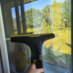 Jak umyć okna to tylko myjka karcher i wspaniałym płynem do mycia okien . Wysokiej jakości plyn daje gwarancję dłuższych dni czystych okien oraz nie pozostawia smug na szybach . 