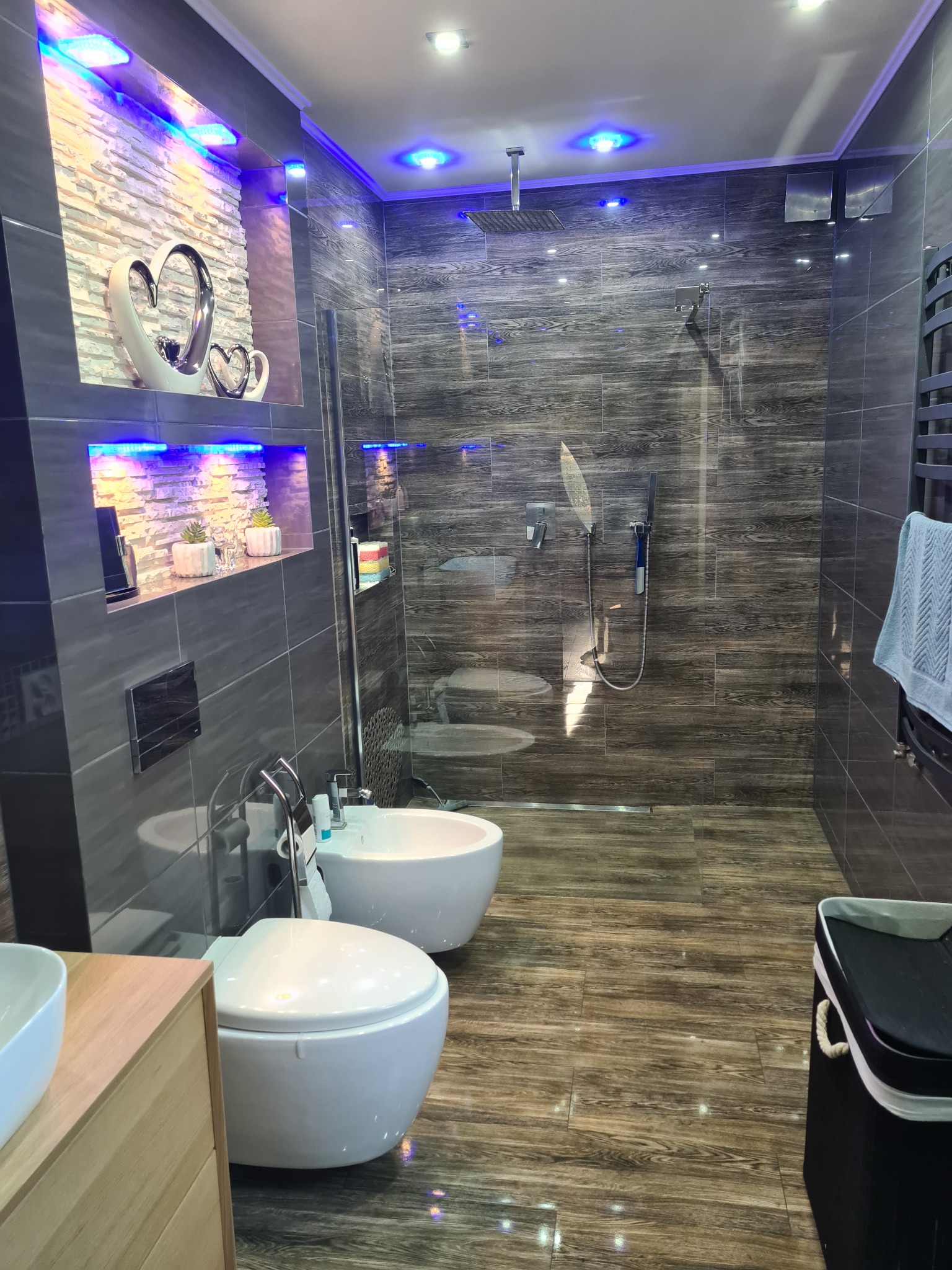 Mycie kompleksowe lazienki wszystkie sanitaria plus płytki . Klientka bardzo zadowolona .