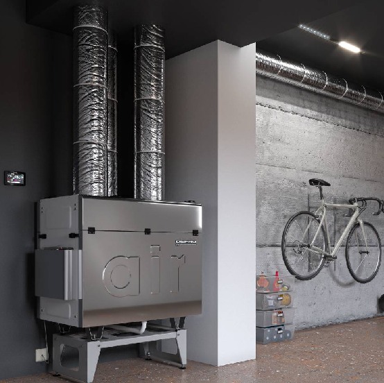Nowoczesny system wentylacji mechanicznej z odzyskiem ciepła, widoczne metalowe rury wentylacyjne, szara ściana i rower wiszący na ścianie z betonu.