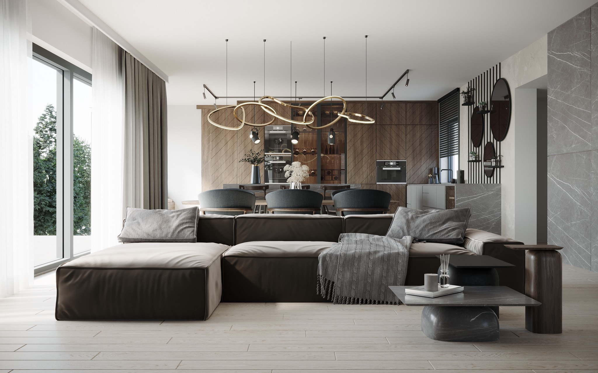 Przestronny salon z narożną sofą w odcieniach brązu i szarości, drewnianą podłogą, oknem z widokiem na zieleń, modernistyczną lampą wiszącą i aneksem kuchennym z drewnianymi frontami.