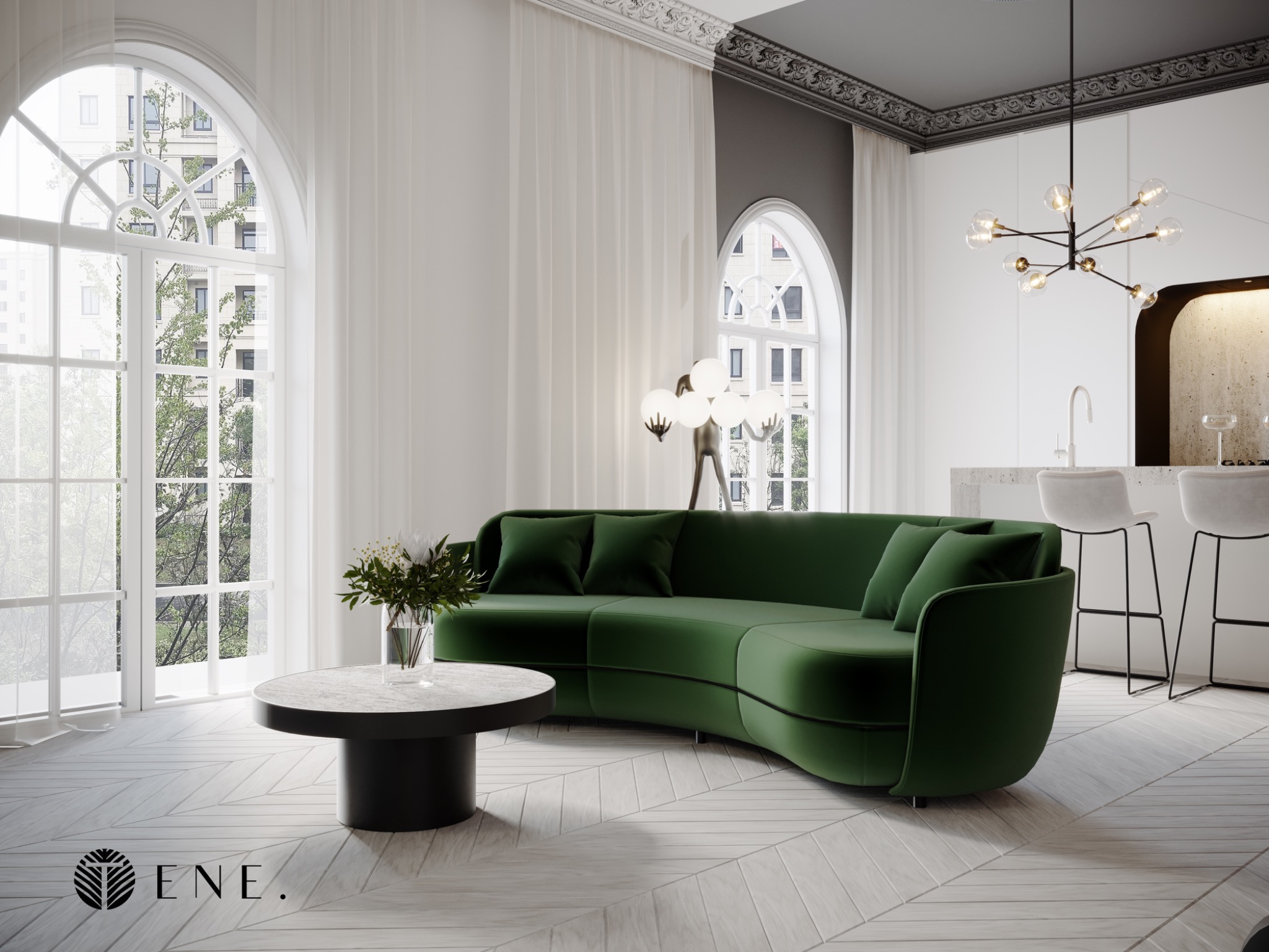 Wnętrze salonu z zakrzywioną, szmaragdową sofą, okrągłym stolikiem kawowym z marmurowym blatem i parkietem ułożonym w jodełkę francuską, oświetlone naturalnym światłem z łukowych okien.