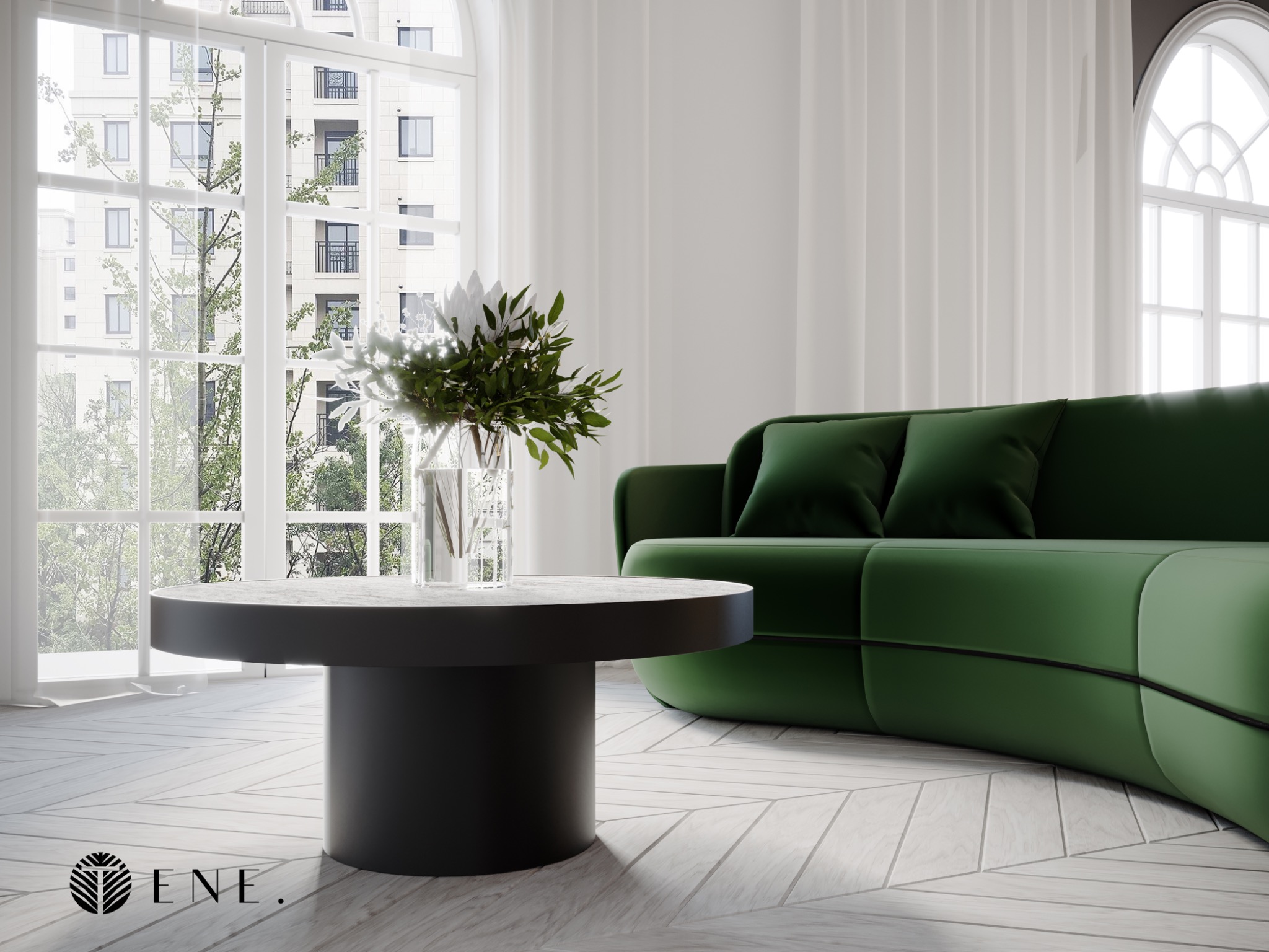 Wnętrze salonu z zakrzywioną, zieloną sofą, okrągłym, czarnym stolikiem kawowym z bukietem w wazonie, parkietem w jodełkę i dużymi oknami z białymi ramami i zasłonami.