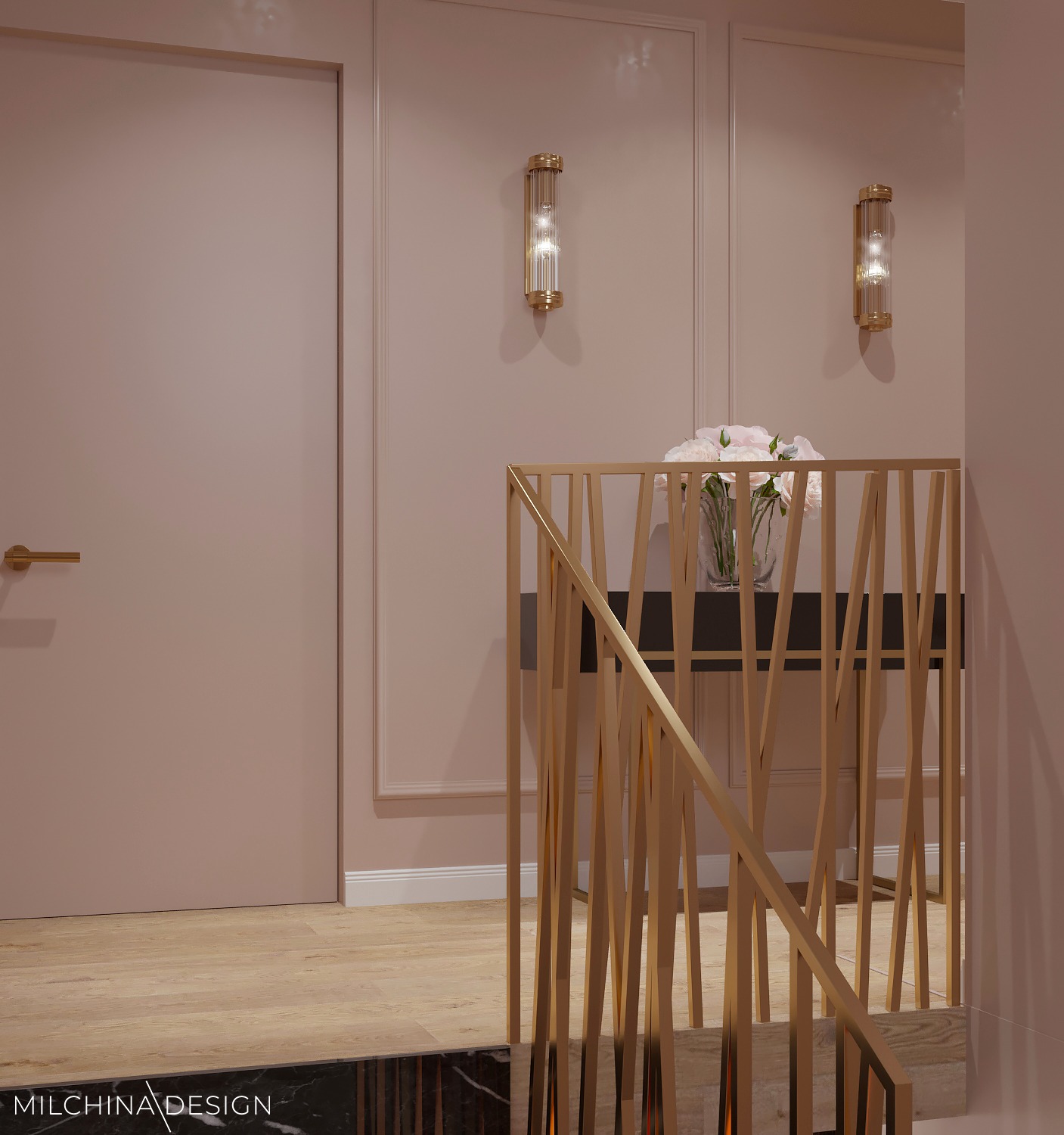 Korytarz w odcieniach różu z dekoracyjną balustradą schodową w kolorze złotym, kwiatami w wazonie na konsoli i dwoma szklanymi kinkietami ściennymi.