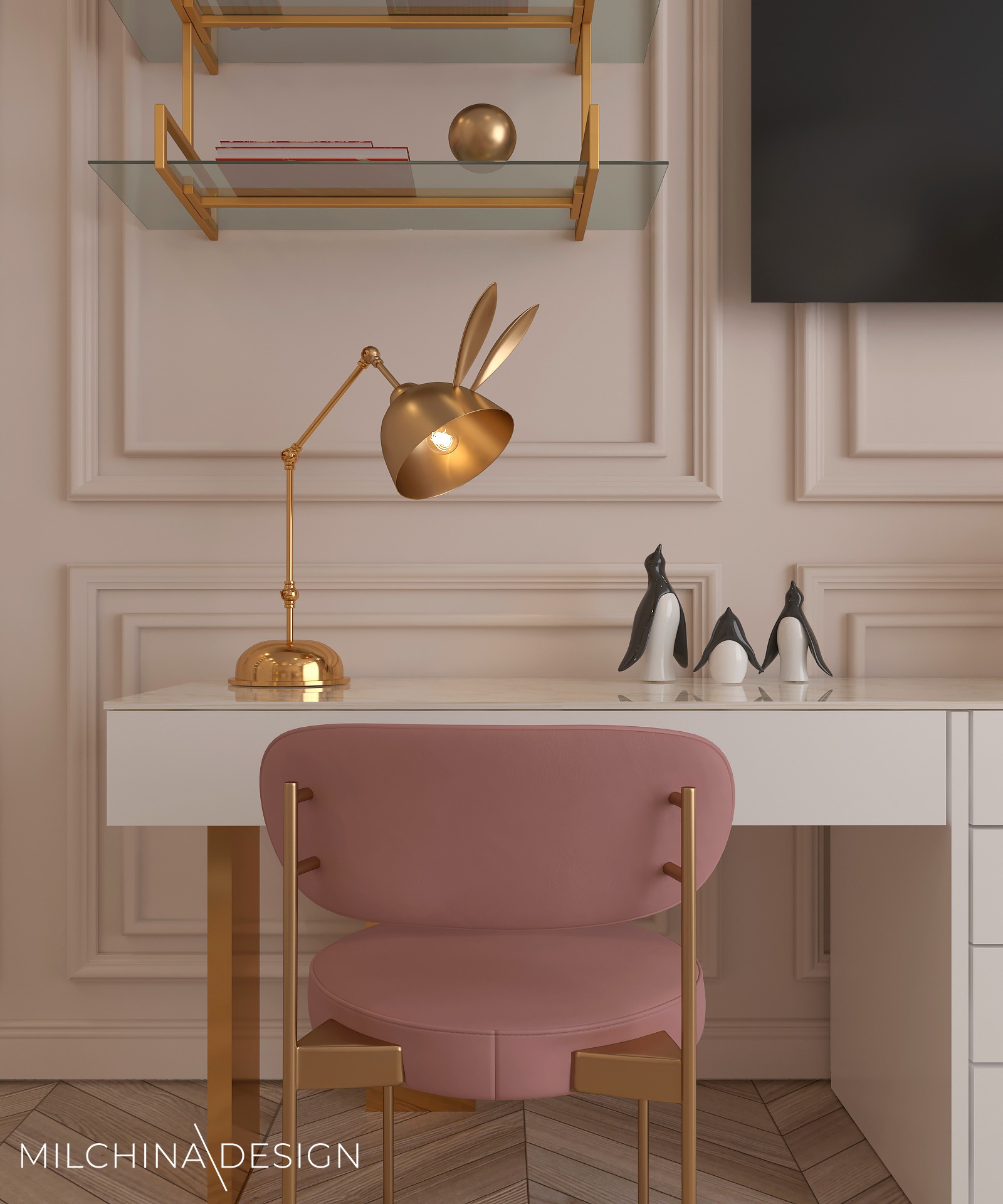 Białe biurko z lampką w kształcie króliczych uszu, różowym krzesłem i dekoracyjnymi figurkami pingwinów na tle ściany z ozdobnymi listwami i półką z książkami.