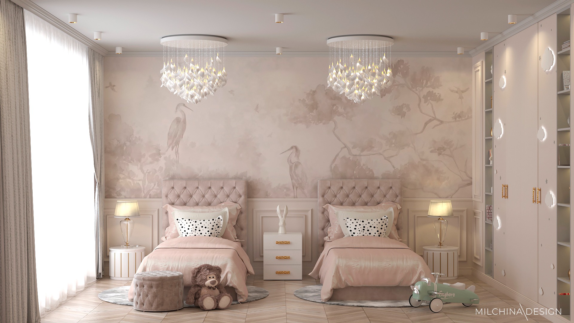 Pokój dziecięcy dla dwóch osób w odcieniach pudrowego różu z tapetą w motywy roślinne i wizerunkiem żurawi, oświetlony przez dwa kryształowe żyrandole, z pluszowym misiem i zabawką w kształcie...