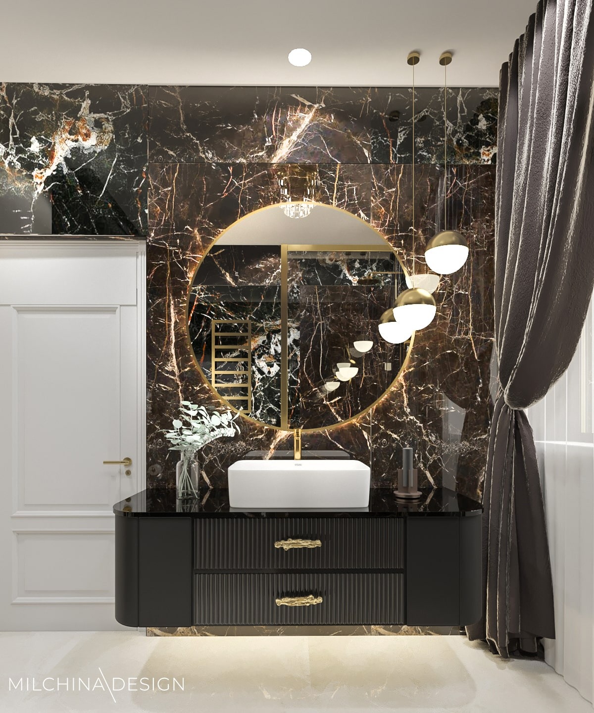 Elegancka łazienka z czarnymi marmurowymi ścianami, okrągłym lustrem w złotej ramie, białą umywalką nablatową na czarnej szafce z ryflowanymi frontami i złotymi uchwytami, oświetlona wiszącymi...