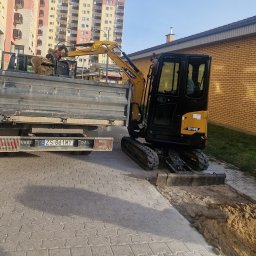Załadunek w toku – sprawnie i bez zbędnych przestojów.
Nasza minikoparka w akcji: szybki załadunek gruzu, ziemi lub kruszywa bez potrzeby dodatkowego sprzętu. Kompleksowa obsługa – od wykopu po wywóz.