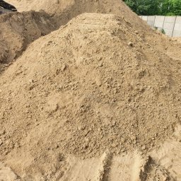 Piasek zasypowy i płukany – czysty i gotowy do użycia. Doskonały do prac budowlanych, brukarskich i ogrodowych.