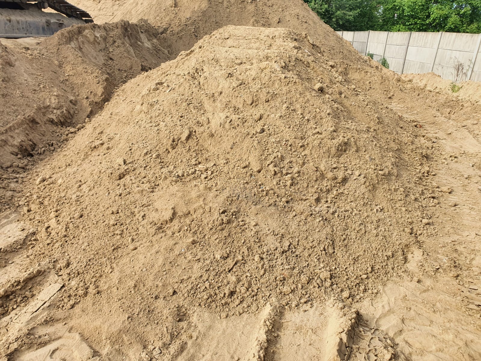 Piasek zasypowy i płukany – czysty i gotowy do użycia. Doskonały do prac budowlanych, brukarskich i ogrodowych.